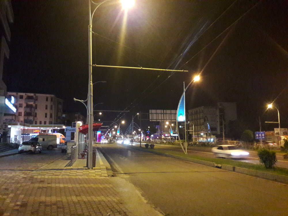 Noční snímek. Trolejbusy končí provoz až před půlnocí, začínají po páté ráno. Během dne jezdí obvykle v 8minutovém intervalu, ve špičce mohou nabídnout i 5minutový interval. 