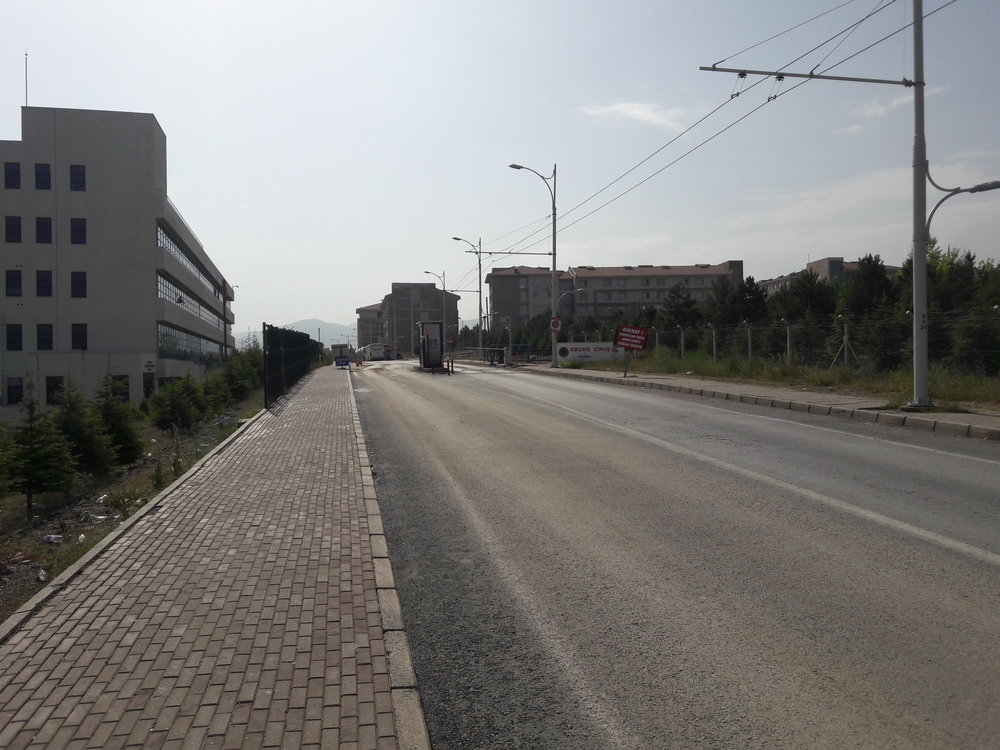  Pohled k druhé zastávce v areálu kampusu, zvané Buradasiniz. 