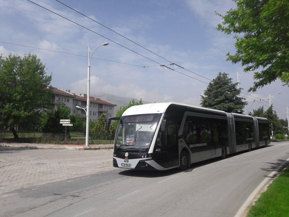  Mezi pátou a šestou zastávkou v kampusu. 