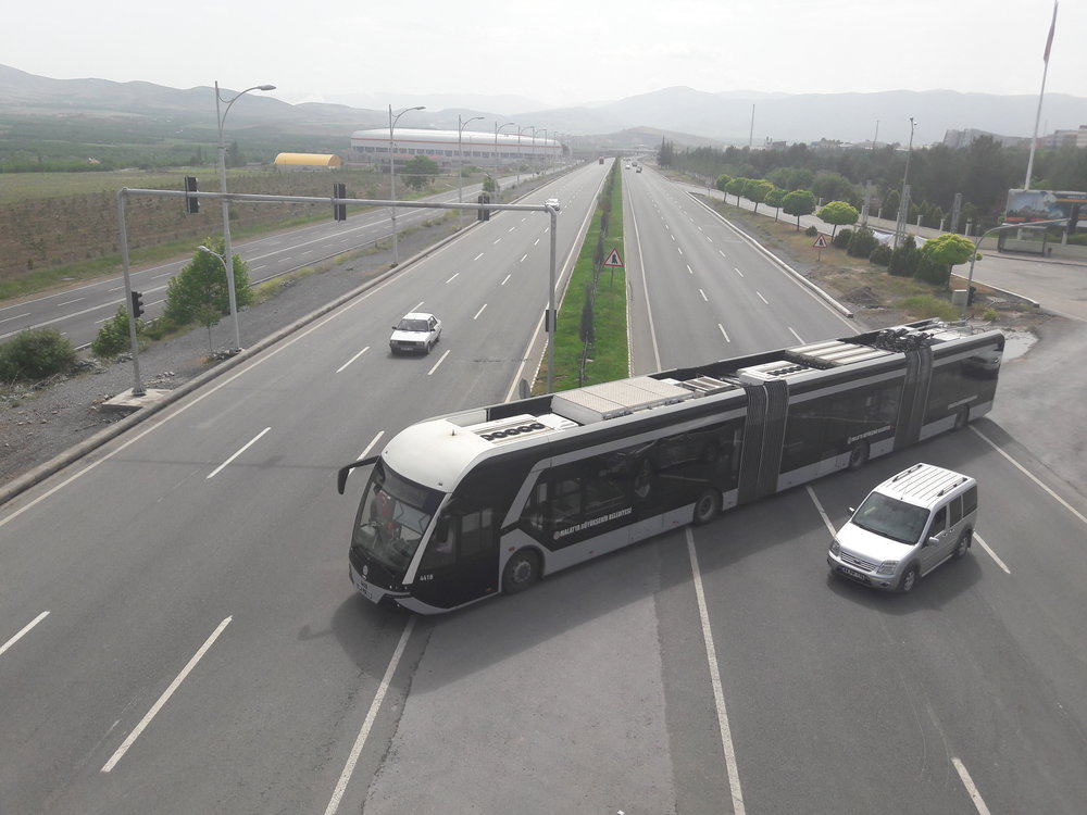  Trolejbus se vrací do původní stopy.  