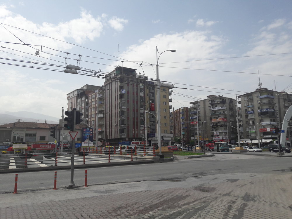 Na dvou snímcích vidíme tutéž propojovací stopu při západním okraji centra Malatye. 