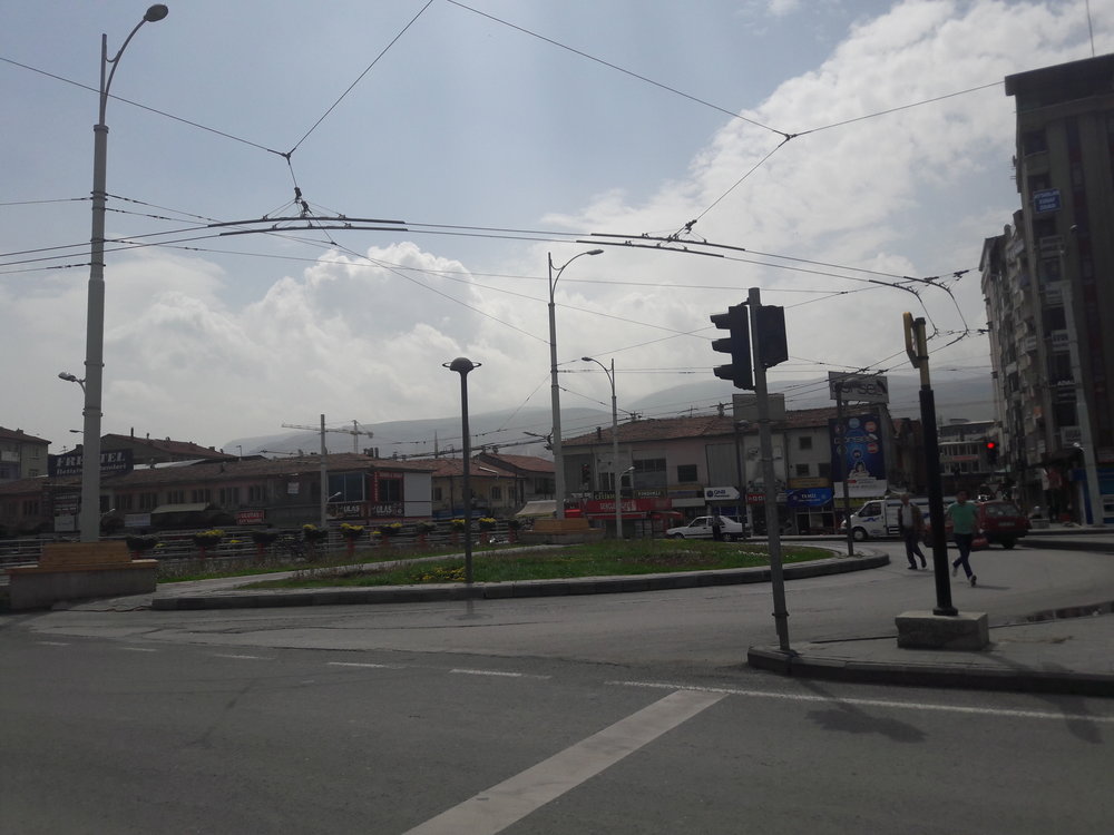 Podobná propojovací stopa je i na východním okraji centra, orientovaná 