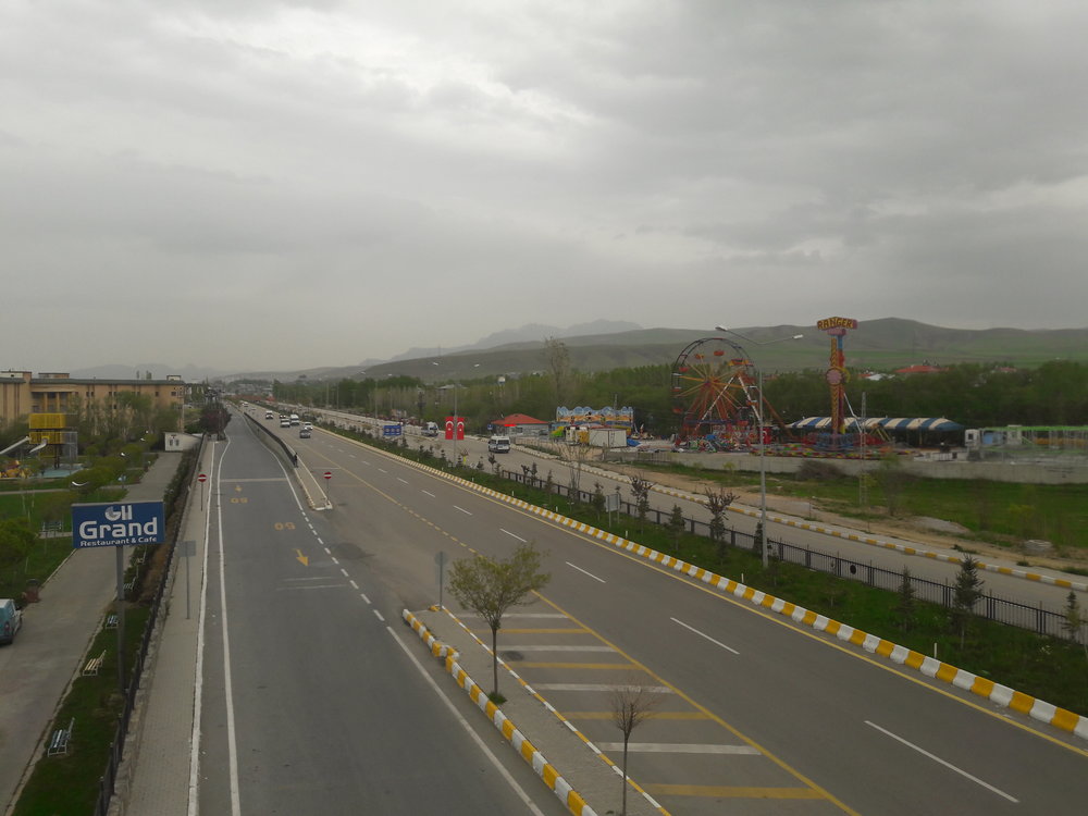 Město Van leží nedaleko íránských hranic a z dopravního hlediska nic zajímavého, snad až na železniční trajekt přes stejnojmenné jezero, nenabízí. Dočká se jednou i tato magistrála směřující do centra trolejbusů? (foto: Vít Hinčica)