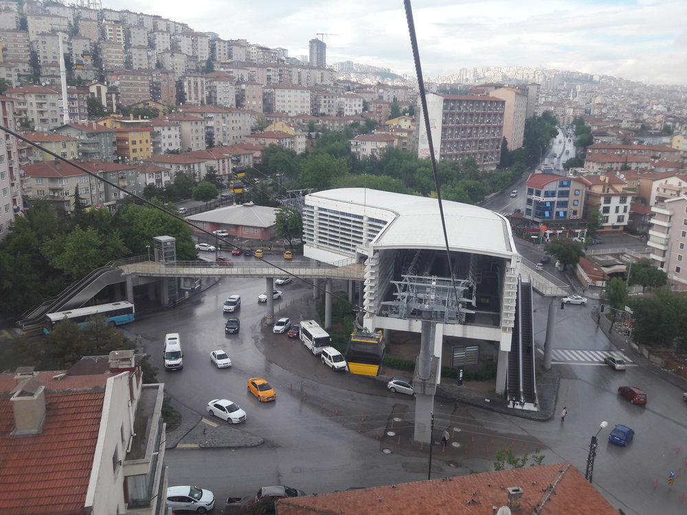 Příjezd do druhé stanice Yunus Emre. Vlevo trať pokračuje směrem ke kopci s vysílači.
