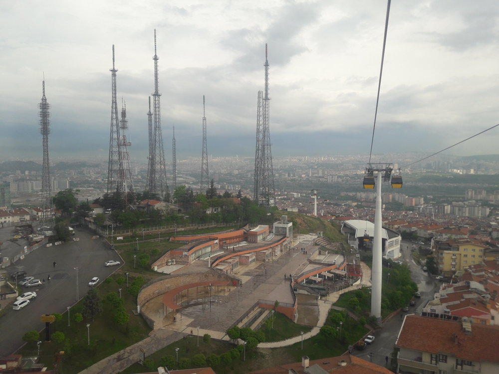 Lanová dráha má čtyři stanice. Na snímku je třetí z nich a nese název TRT Seyir. Výchozí stanice Yenimahalle nejde vidět, je ale poblíž středu pravého okraje snímku. (foto: Vít Hinčica)