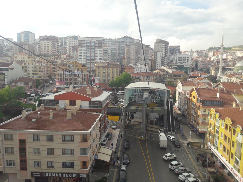 Koncová stanice je rozkročena přímo nad silnicí.