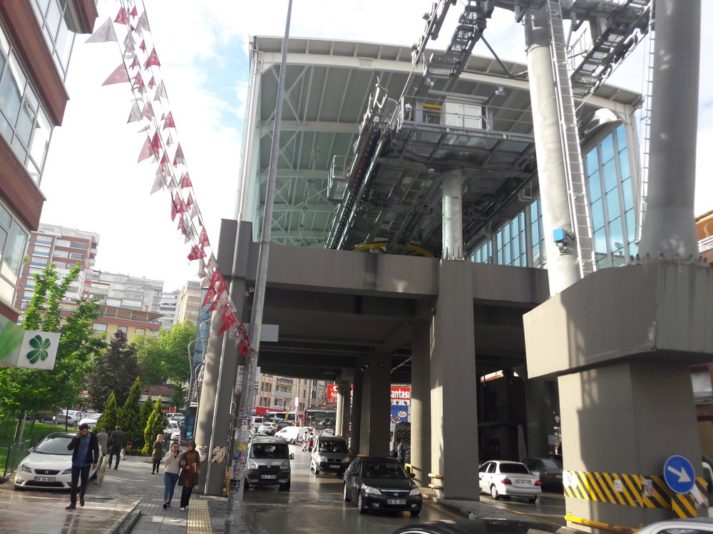 Čtvrtá stanice lanové dráhy Şentepe a její okolí.