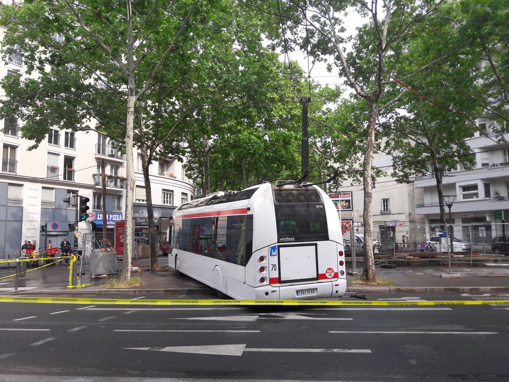 Lyonské trolejbusy obvykle moc pozornosti nevzbuzují. Dne 16. 5. 2018 ji však nastřádaly mnoho, protože toho dne se odehrála nehoda na lince C4. Řidička vozidla na snímku strhla řízení a zaparkovala mezi stromy. Dle svých slov nemohla brzdit, a tak volila tento způsob zastavení vozidla. Nehoda se obešla bez zraněných, vyšetřování skutečné příčiny nehody je momentálně v běhu. Za pozornost stojí, že média hovořila téměř výhradně o nehodě 