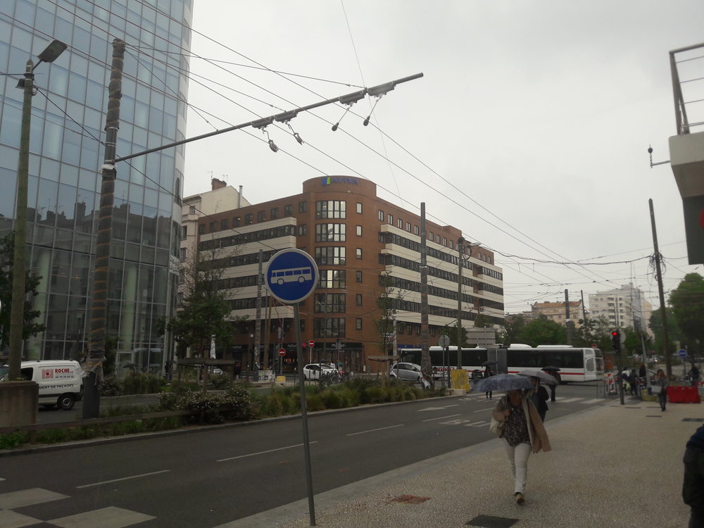 V širším centru města dochází nyní k rekonstrukci některých ulic a spolu s tím je i modernizováno trolejové vedení. Ve směru, kterým jede autobus, bude samostatný koridor pro trolejbusovou linku C3. Snímek je ze dne 16. 5. 2018. (foto: Vít Hinčica)