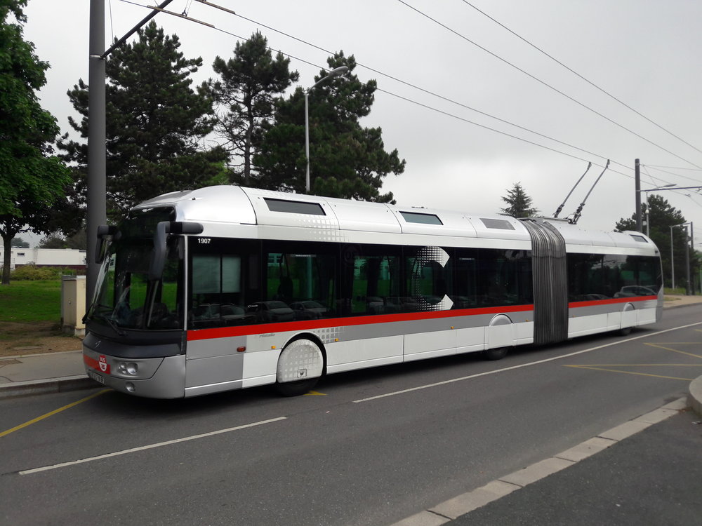Trolejbus na lince C1 na konečné Cuire. 