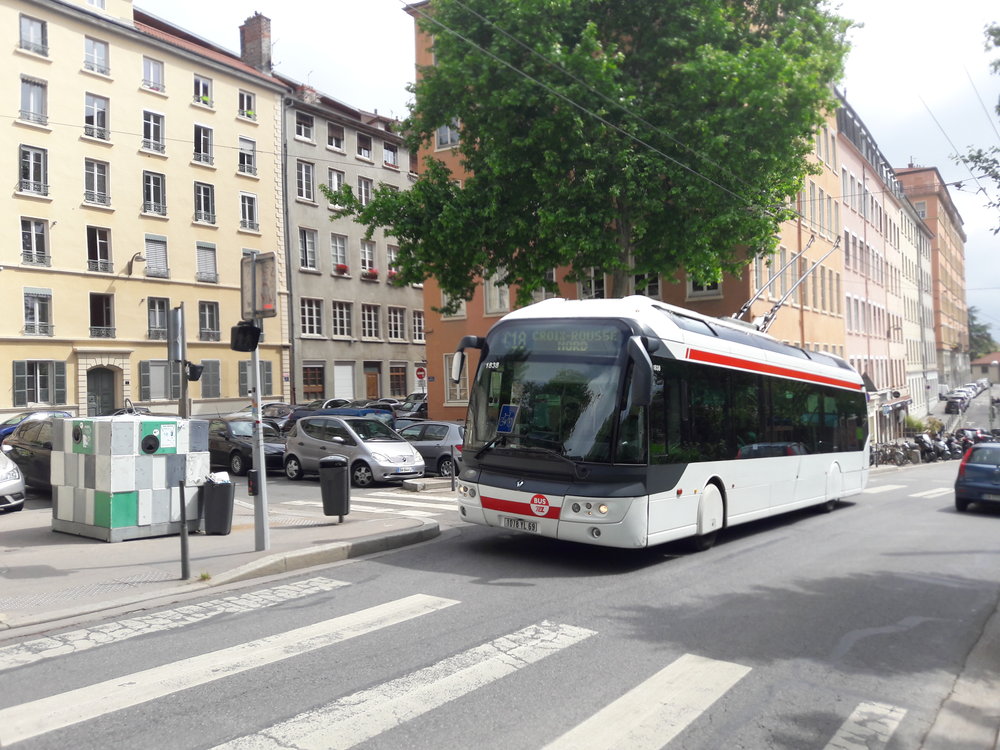 Trolejbus na lince C18 stoupá do kopce. (foto: Vít Hinčica)
