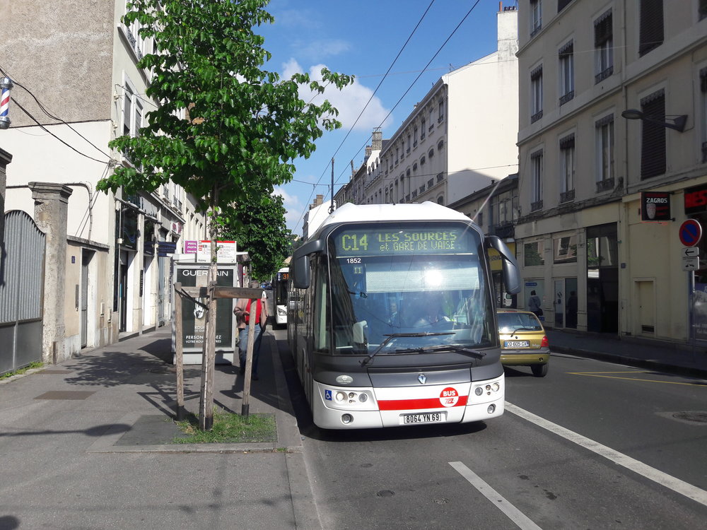 Trolejbus u stanice metra Valmy. 