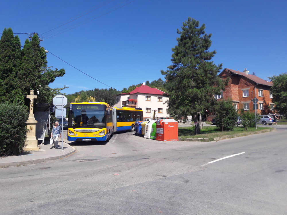 Autobus linky č. 35 se dne 7. srpna 2018 vyhřívá na konečné ve Velíkové. V rámci ekologizace dopravy ve zlínské aglomeraci dojde k omezení autobusového provozu v oblasti mezi Zlínem a ZOO Lešná ve prospěch bateriových trolejbusů. Nakolik, to ještě zůstává otázkou. (foto: Vít Hinčica)