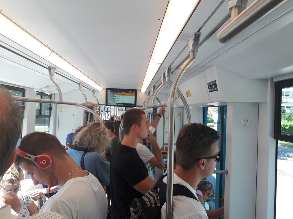 V letním poledni by na lince č. 4 obvykle takto plno nebylo. 