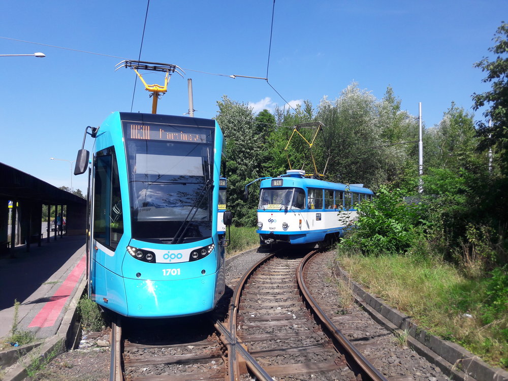 Nová tramvaj znamená pro ostravské cestující opravdový přerod. Na snímku z dnešního dne se krátce před druhou hodinou odpolední chystá k odjezdu z konečné Nová Huť, jižní brána. 