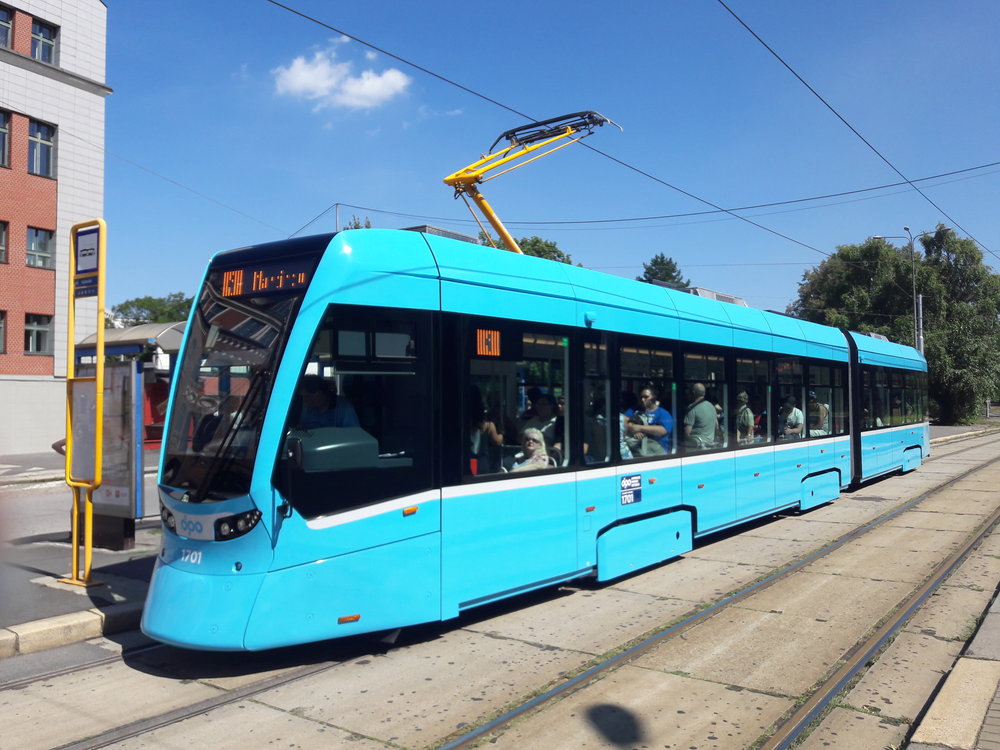 Ani po druhé hodině odpolední se tramvaj nezbavila velkého přílivu cestujících.