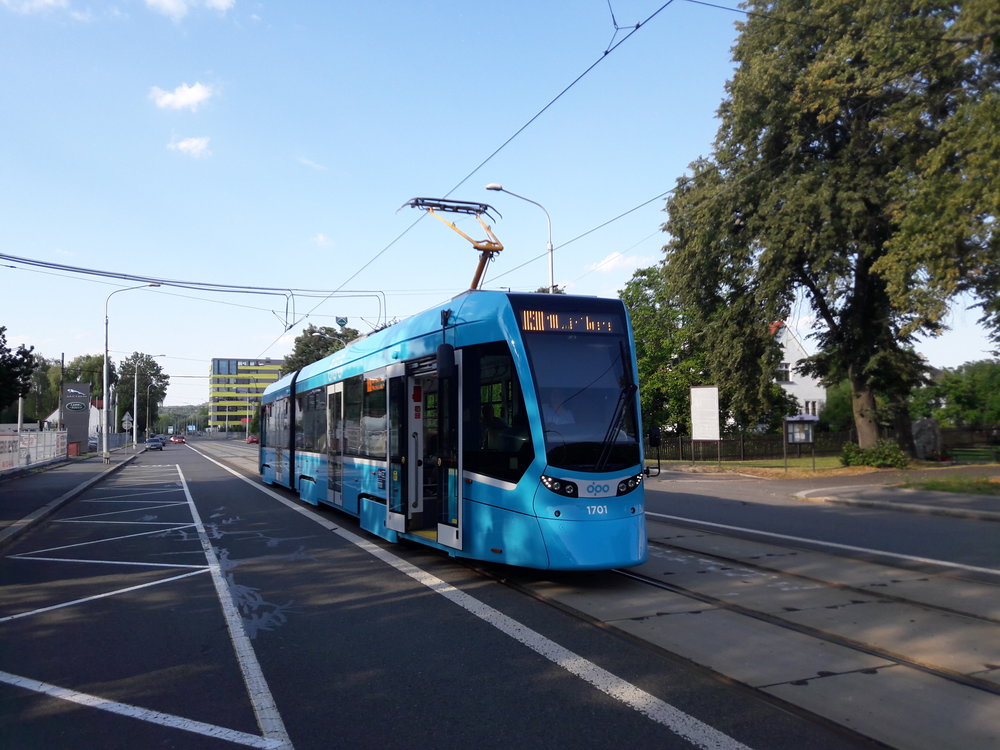 Na zastávce u kunčického kostela. 