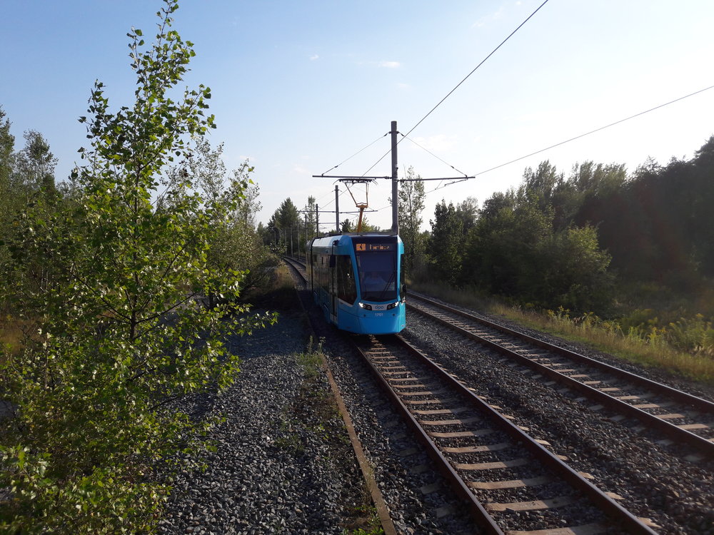 Nová tramvaj sviští mezi zastávkami Osada Míru a Teplotechna krátce před šestou hodinou. 
