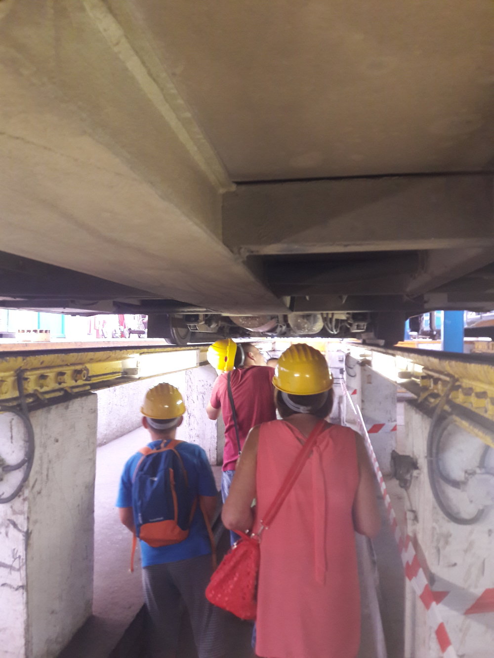 Tam se jen tak člověk nedostane. Zájem o průchod kanálem byl velký, až na místě připravení pracovníci pomalu nestíhali vracet použité přilby ke vchodu do kanálu. 