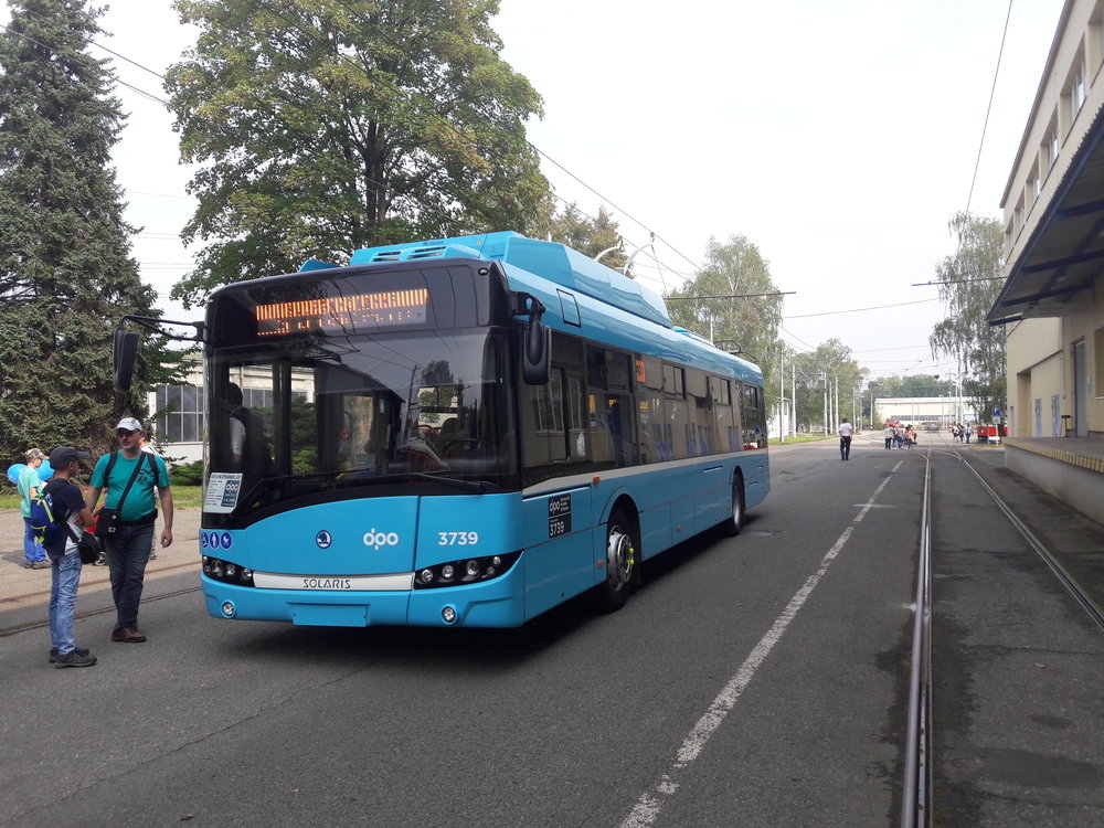 V ostravských podnikových dílnách Martinov je jednostopá trať. Na ní se parciální trolejbus nabíjel. (foto: Vít Hinčica)