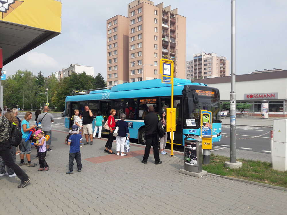 Trolejbus u zastávky Duha. Nikterak kompozičně vydařený snímek ukazuje, jak by mohla situace běžně vypadat, kdyby se někdo odvážil trolejbusy do Poruby skutečně zavést a naplnit tak dávné plány. Díky technologii parciálních trolejbusů by na rozdíl od minulosti stačilo zatrolejovat jen vybrané úseky, na kterých by se pak mohlo dobíjet hned několik trolejbusů z různě zavedených linek.