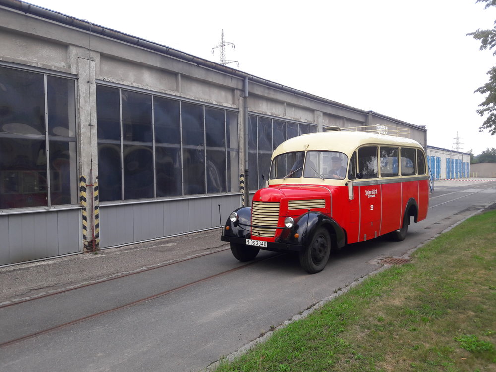 Dá se skoro říci, že co mělo v onu sobotu kola, to po areálu martinovských dílen jezdilo. Bylo přitom jedno, jestli se ukázal jen jeden pasažér, nebo dveře praskaly ve švech, tentokrát platilo, že i jeden zákazník je zákazník. 