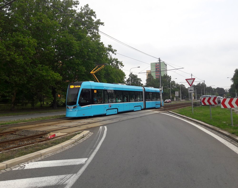 Na závěr ještě současný klenot ostravského DPO. Již několik dní jezdí i tramvaj ev. č. 1704. 