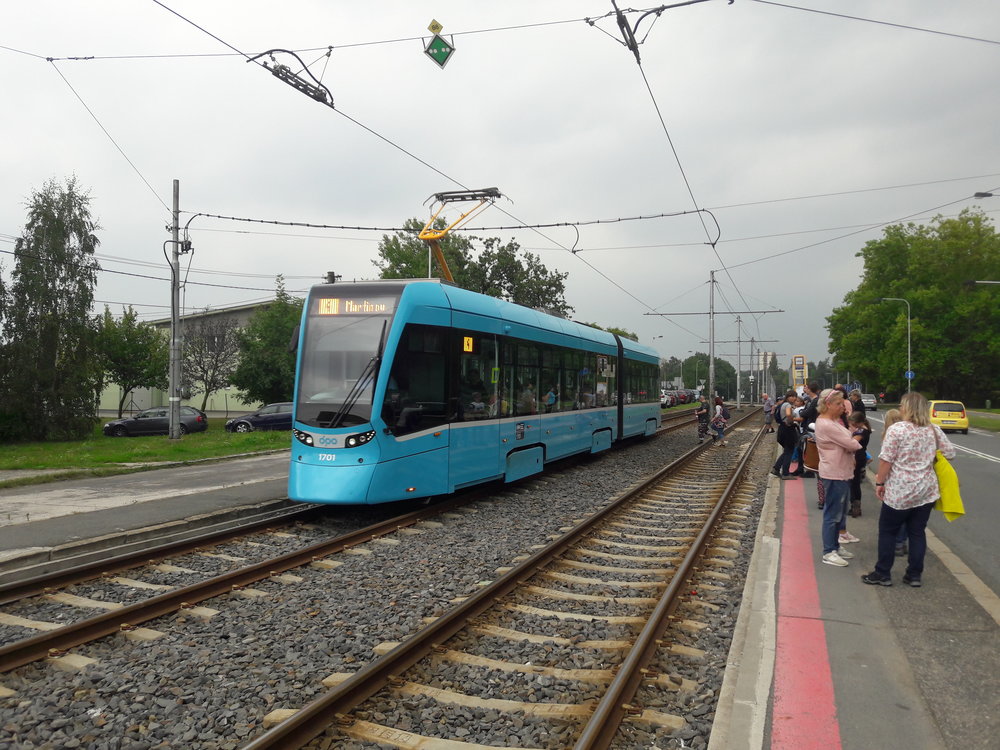 Věřme, že vše dobře dopadne v zájmu cestující veřejnosti a brzy se do Ostravy podívají i moderní velkokapacitní vozidla. 
