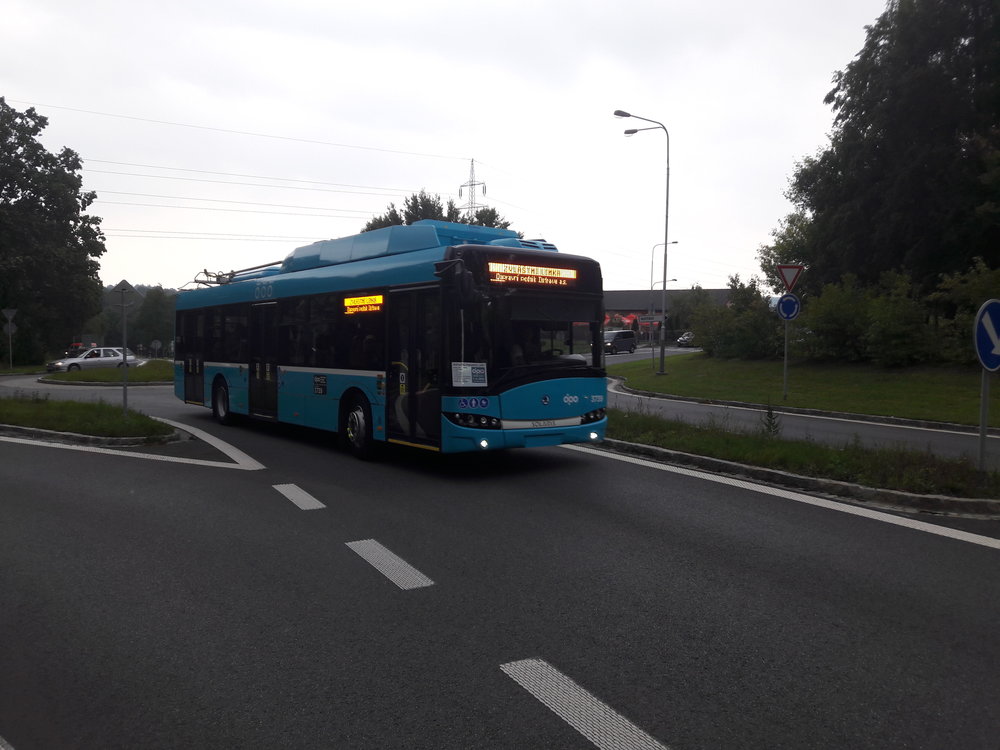 Po patnácté hodině se nad Porubou stáhla mračna a začalo pršet. Trolejbus se v potemnělé atmosféře právě otočil na kruhovém objezdu a směřuje k zastávce Duha. (foto: Vít Hinčica)