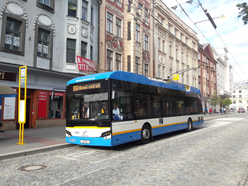 Ostravský trolejbus se v září 2019 vydal, slovy výrobce, “na zkušenou” a zdá se, že bude objevovat i ulice Plzně. Na tomto snímku z loňska jej vidíme v zastávce Most Miloše Sýkory, kde se zrovna nahříval pod paprsky podzimního slunce. (foto: Vít Hinčica, 27. 9. 2018)