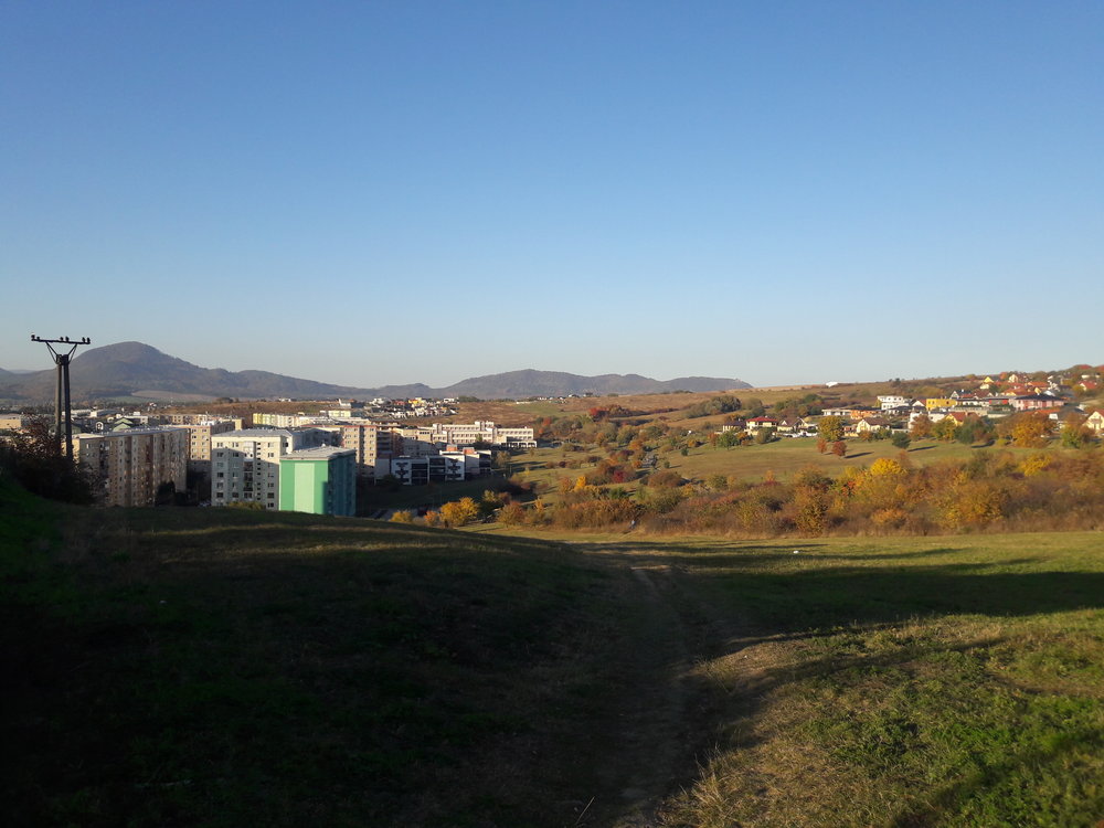  Pohled od konečné Pod Šalgovíkom na sídliště v městské části Sekčov.  