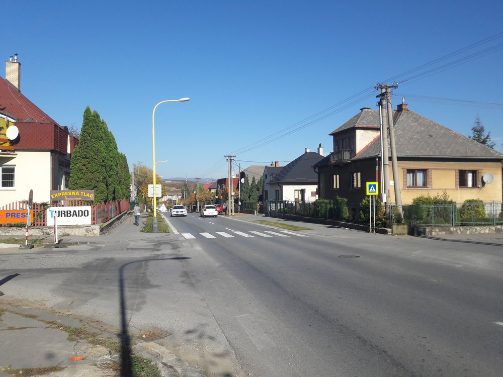  Ulice Šafárikova, křížící ulicí je ulice Dilongova. Trolejbusy by odbočovaly vlevo.  
