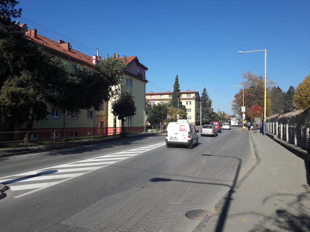  Ulice Šafárikova opět při pohledu na sever, nemocniční areál je vpravo. 