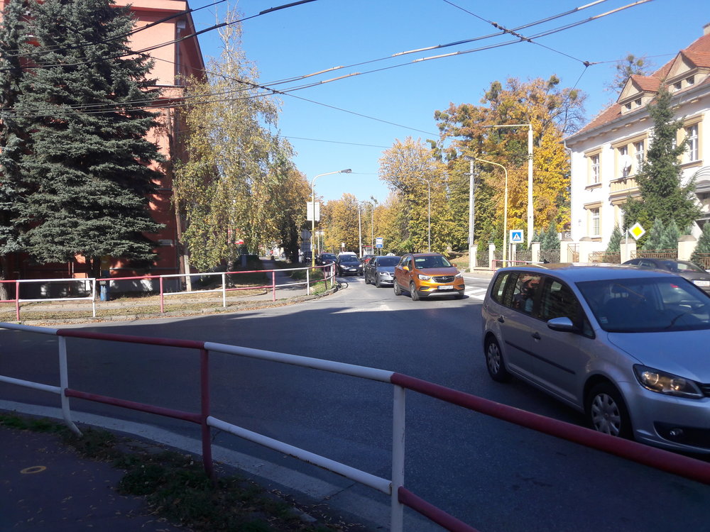 Tato dvoustopá trať vedená po ulicích Plzenská a Východná je momentálně bez pravidelného provozu a může být použita jako záložní, neboť supluje klíčový trolejbusový úsek vedený kolem železniční stanice. Právě po této trati by ale mohly trolejbusy zase začít jezdit, pokud by se trolejbusová trať na&nbsp;Rusínskej ulici realizovala.