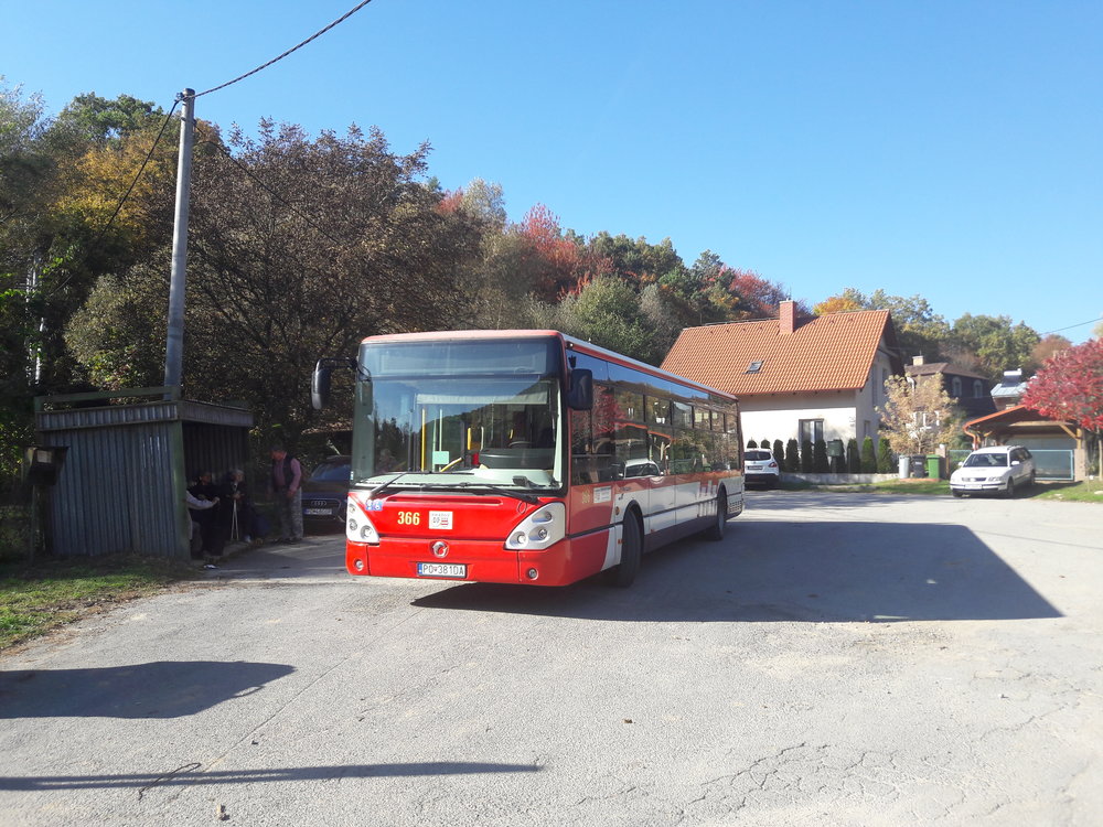Autobus linky č. 14 na&nbsp;konečné Kanaš - Stráže dne 12. 10. 2018. Ačkoli daleko, již nyní sem jezdí spoj téměř každou hodinu. Třeba i sem jednou zavítá parciální trolejbus. (foto: Vít Hinčica)