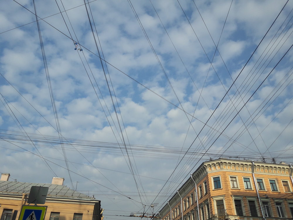 Město vyhlásilo boj proti chaoticky natahovaným rozvodům nad ulicemi města. Nicméně znenadání se do projektu Čisté nebe, kterým měly být rozvody likvidovány, zařadily i trolejbusové troleje. Proč tomu tak opravdu bylo, se nikdo asi už nedoví.