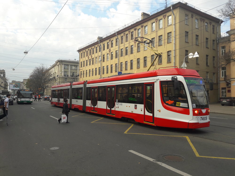 Výchozí verze 71-631 byla dodána do Petrohradu v letech 2013 a 2014. Kromě toho jsou ještě ve městě v provozu obousměrné (se dveřmi na obou stranách a dvěma kabinami) podtypy 71-631-02 (15 ks) a 71-631-02.02 (16 ks, jiná výzbroj). Dále existuje v inventáři ještě jeden jednosměrný “bratr”, a sice podtypu 71-631-01, odlišující se předsuvnými dveřmi. Momentálně je tento jediný dosud vyrobený kus ev. č. 7405 (r. v. 2011) od dubna roku 2018 kvůli problémům v pohonné části mimo provoz. Dodejme, že Petrohrad je hotovou sbírkou různých tramvajových (pod)typů, momentálně jich pro provoz eviduje přes 30! (foto: Vít Hinčica)