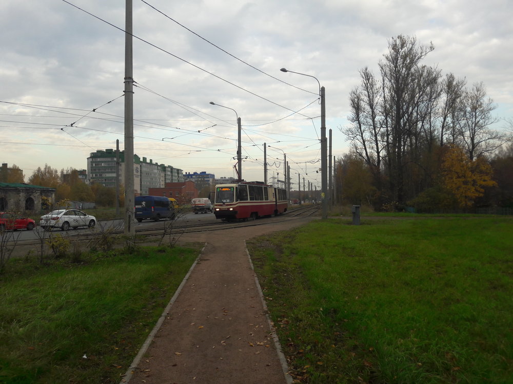  Zde tramvaj vyjíždějící z konečné ulica Kommuny.  