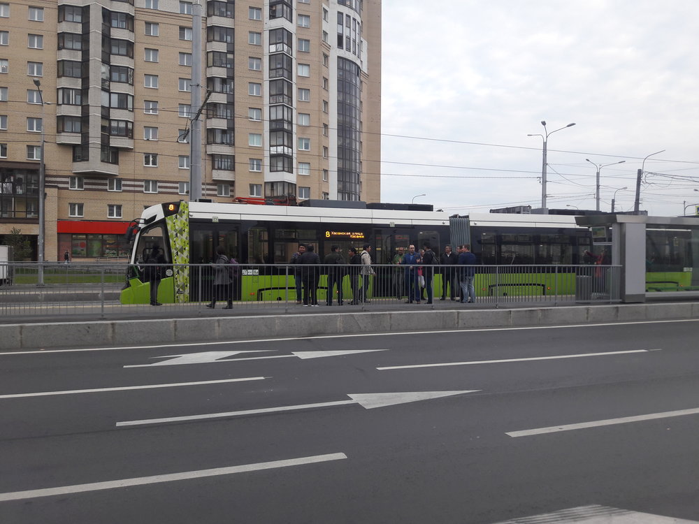 Na snímku vidíme bolívijskou delegaci dne 18. 10. 2018. Ta na pozvání Stadlera zamířila nejprve do Minsku a potom i do Petrohradu. Delegace byla kromě zástupců bolívijských novinářů tvořena i některými čelními politiky tohoto jihoamerického státu i města Cochabamba, ve kterém bude jezdit za necelé dva roky 12 Stadlerů Metelica (v modrém barevném provedení). Bolívijský projekt má nyní zhruba 55% pokročilost.