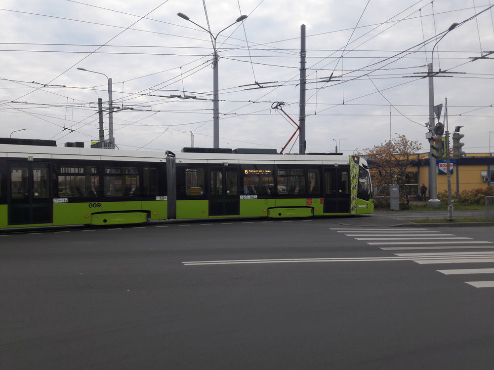  Tramvaj vyjíždí ze své konečné Chasanskaja ulica na stejnojmennou ulici a směřuje do oploceného areálu. 