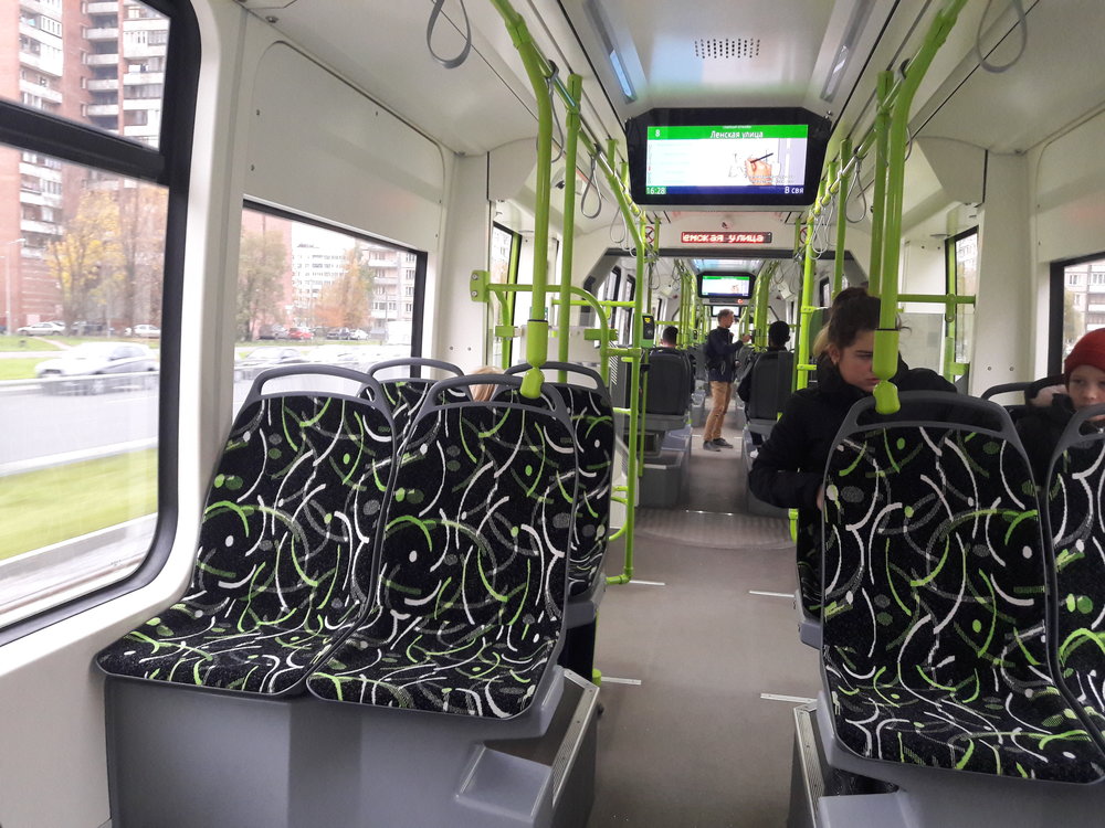  Švýcarská kvalita není jen na papíře, jak se mnoho škarohlídů s odkazem na běloruskou výrobu tramvaje odvolávalo, ale i v praxi. Čižik působí efektně nejen zvenku, ale i uvnitř. Je jen škoda, že podobných tramvají není v ČR více. 