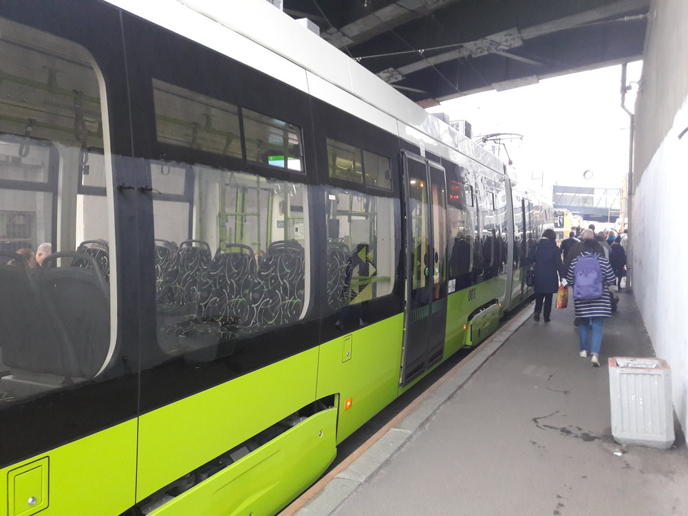  Konečná u stanice metra Ladožskaja. Zatím je zde třeba měnit směr, protože úsek k obratišti Malaja Ochta ještě není hotov.  