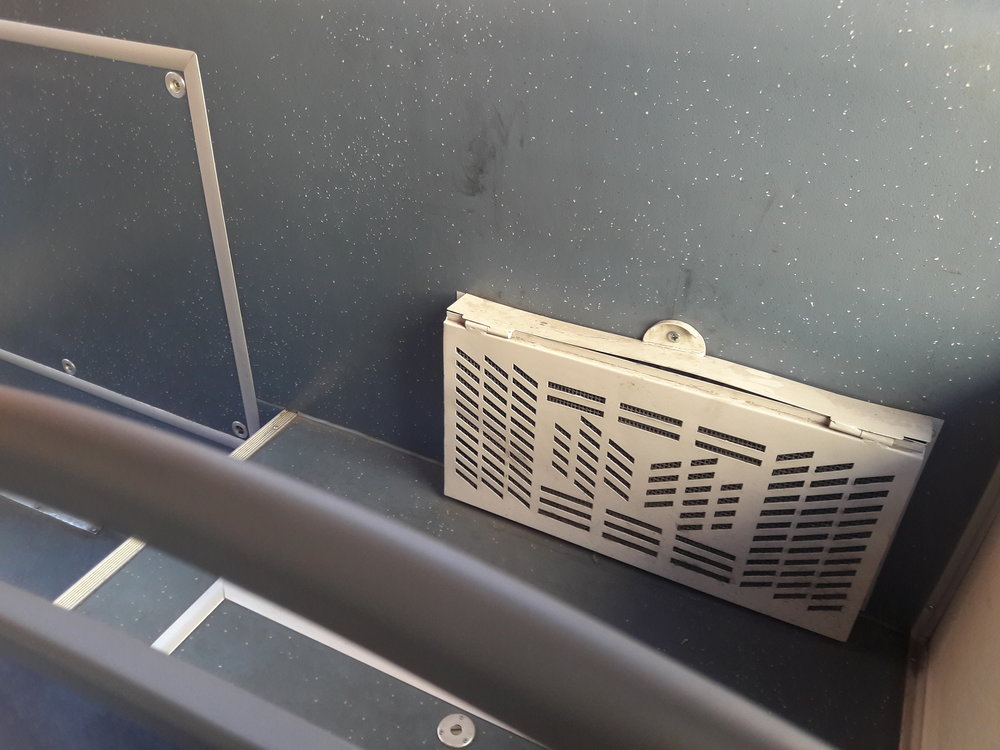 Zvuk nesený z chlazení lithium-titanátových baterií připomíná nastartované letecké motory.