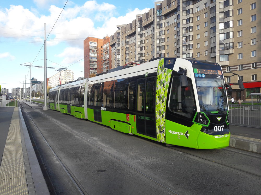 Unikátní projekt v Petrohradu nese ovoce, tramvaj se po cestě téměř vždy zaplní. Koncesionář se zatím o projekt nebývale dobře stará, což jde vidět například na častém úklidu zastávek. (foto: Vít Hinčica)