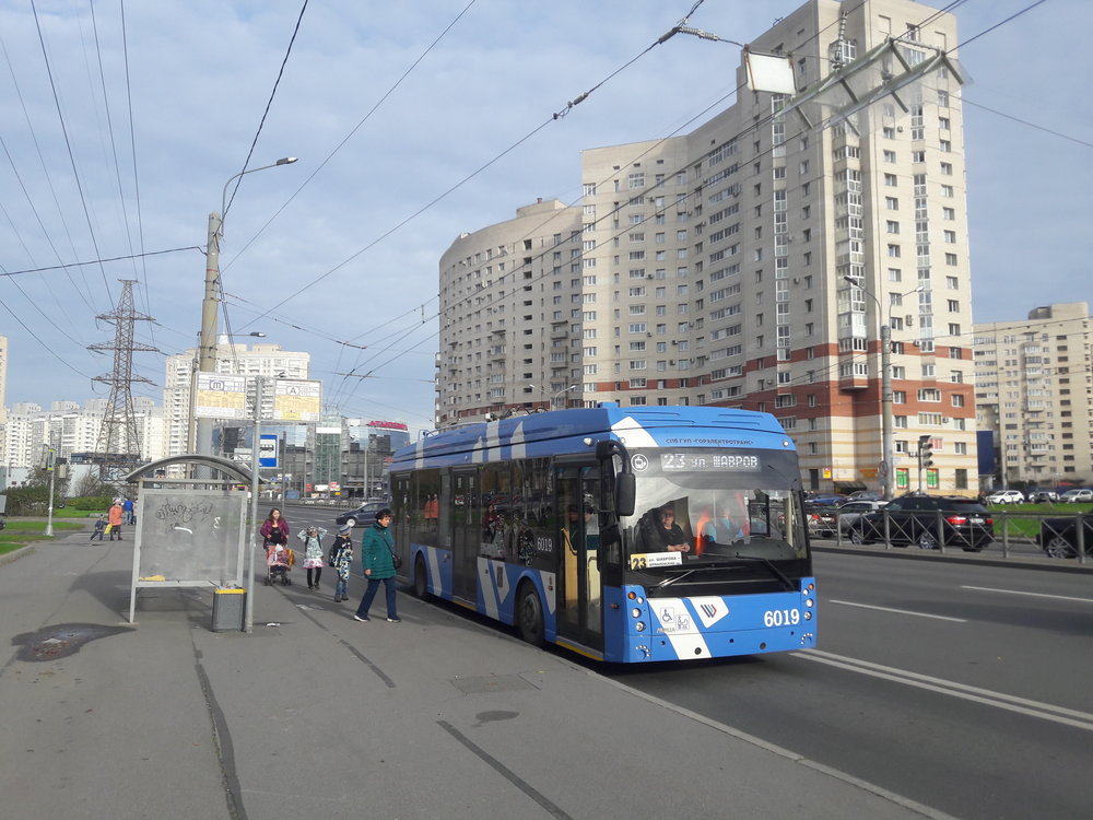 Parciální trolejbusy se staly hitem zejména v okrajových čtvrtích Petrohradu. Stahování sběračů a jejich nasazování cestující ani nepostřehne, jedná se o pár vteřin. Jelikož jsou petrohradské ulice často kvůli autům přeplněné a čekání na křižovatkách se protahuje i na více než několik minut, řidiči nejednou namísto čekání vyjdou ven na ulici a nahazují sběrače už tam, čímž pak stříšky vůbec nemusejí využívat. Snímek je ze dne 20. 10. 2018. (foto: Vít Hinčica)
