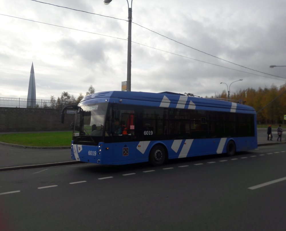 Parciální trolejbus u nejvyššího mrakodrapu Evropy, Lakhta Center.