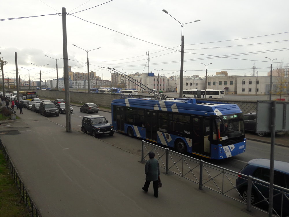  U konečné Šavrova ulice je zázemí pro odstavení trolejbusů. Sídliště v severozápadně ležícím Primorskom rajoně, kde se konečná nachází, je velmi hustě obydlené a trolejbusy se tu “netrhnou” od rána do pozdního večera, ve špičkách prakticky každé dvě až tři minuty vyjíždí trolejbus na některou z linek 2, 12, 23 či 50 (první tři výhradně s parciálními trolejbusy).  