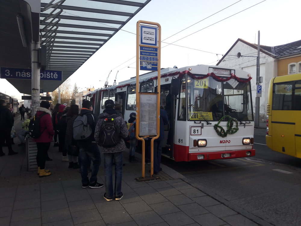 14:47 na opavském Východním nádraží. Trolejbus přijel s cca 3minutovým zpožděním. Při dalším obratu už nabral “sekeru” 15 minut, zájem byl prostě velký.