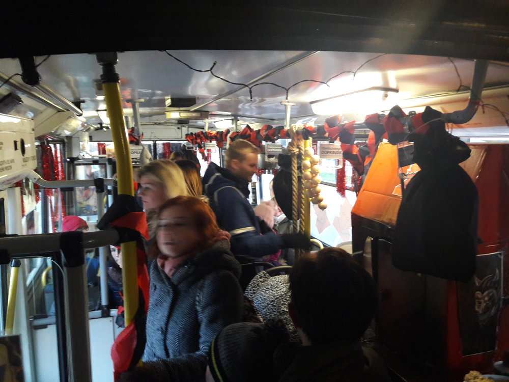 Trolejbus chvílemi praskal ve švech a měl na palubě dokonce i tři kočárky současně.