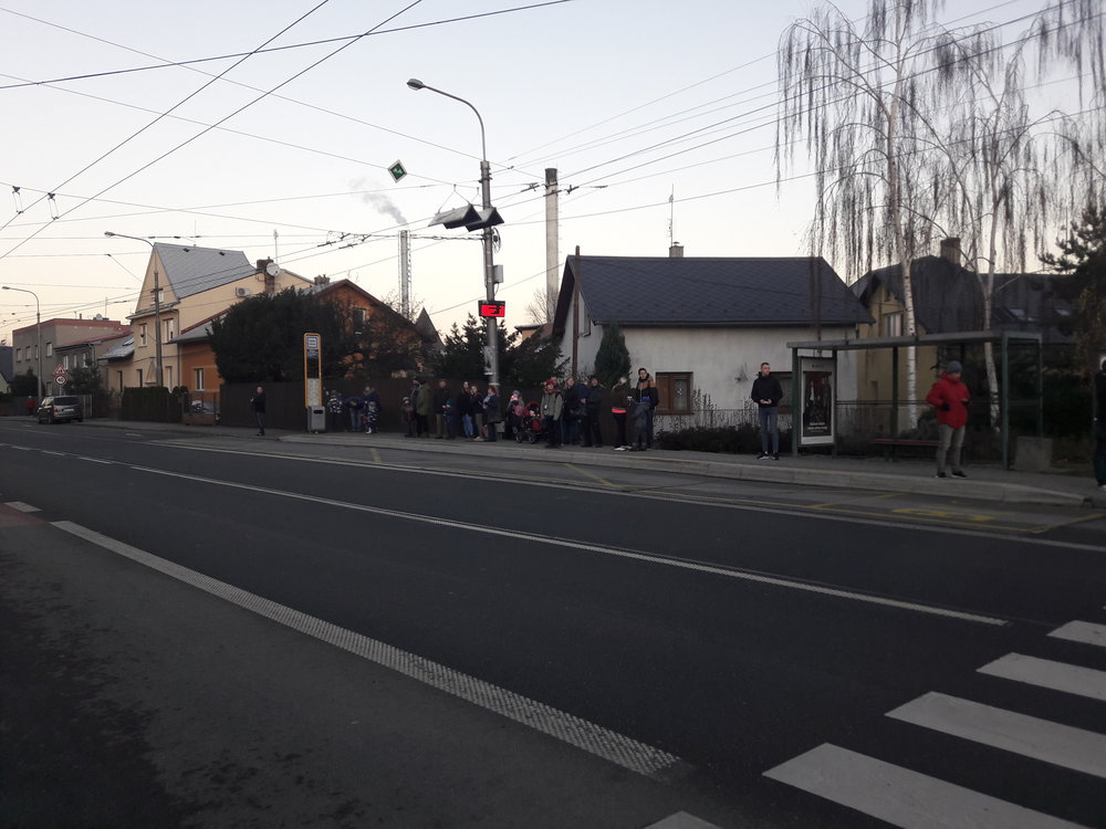 Nedočkaví cestující na sídlišti v Kylešovicích.